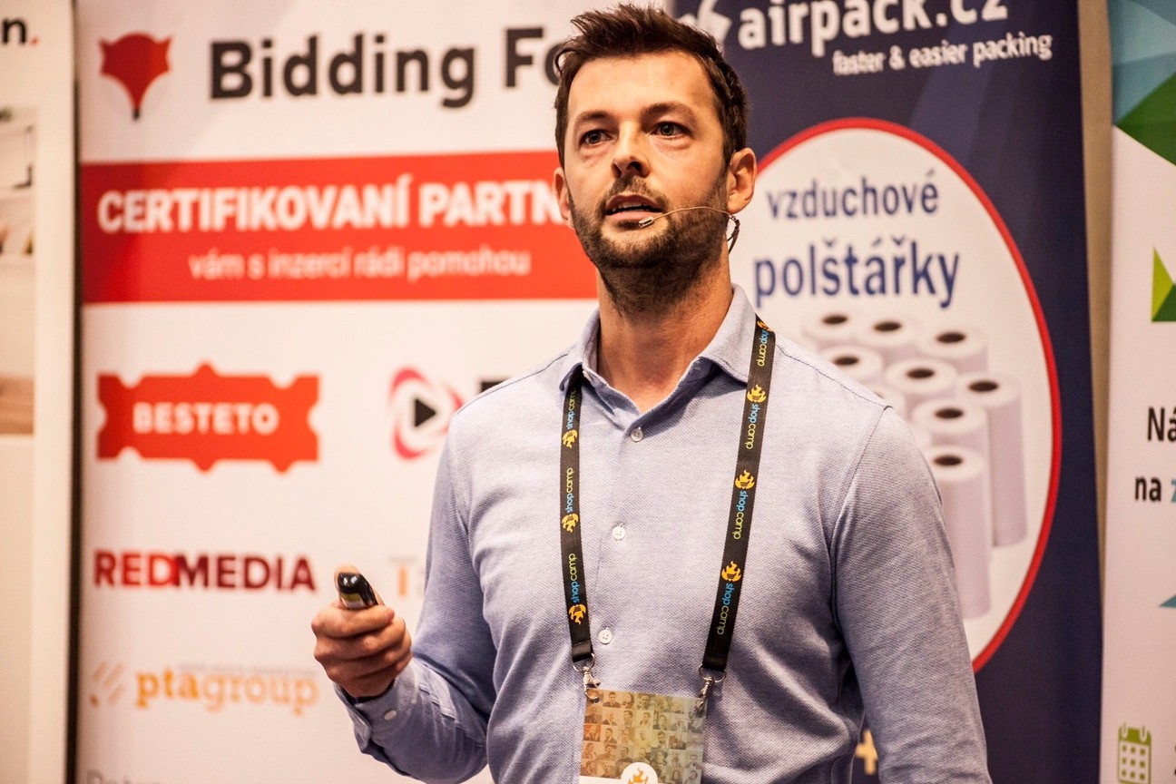 Lukáš Dubina přednáší na konferenci